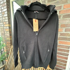 Cardigan jacka  - Säljer en cardigan jacka i mycket bra skick. Färg svart, hör av er vid fler frågor!! 