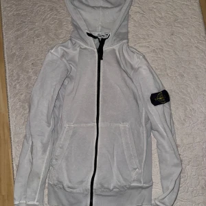 Ljusgrå hoodie från Stone Island - Förekommer hål vid ärmarna därav priset. Äkta 