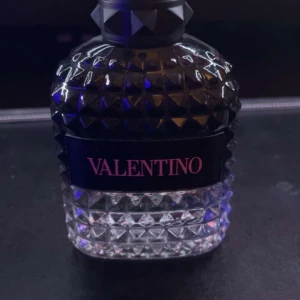 Valetiono born in Roma EDT - Den e sprillans ny och aldrig använd. Det är en 100ml flaska och den e perfekt till sommaren. Låda finns med. Priset är inte hugget och vid mer frågor är det bara att skriva.