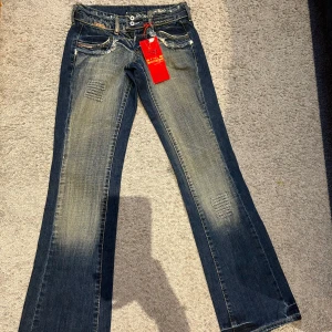 Low bootcut jeans - Snygga blå bootcut jeans från G-lago med slitna detaljer och super låg midja🤍 de är helt nya men de passade tyvärr inte mig😿 W25 L36