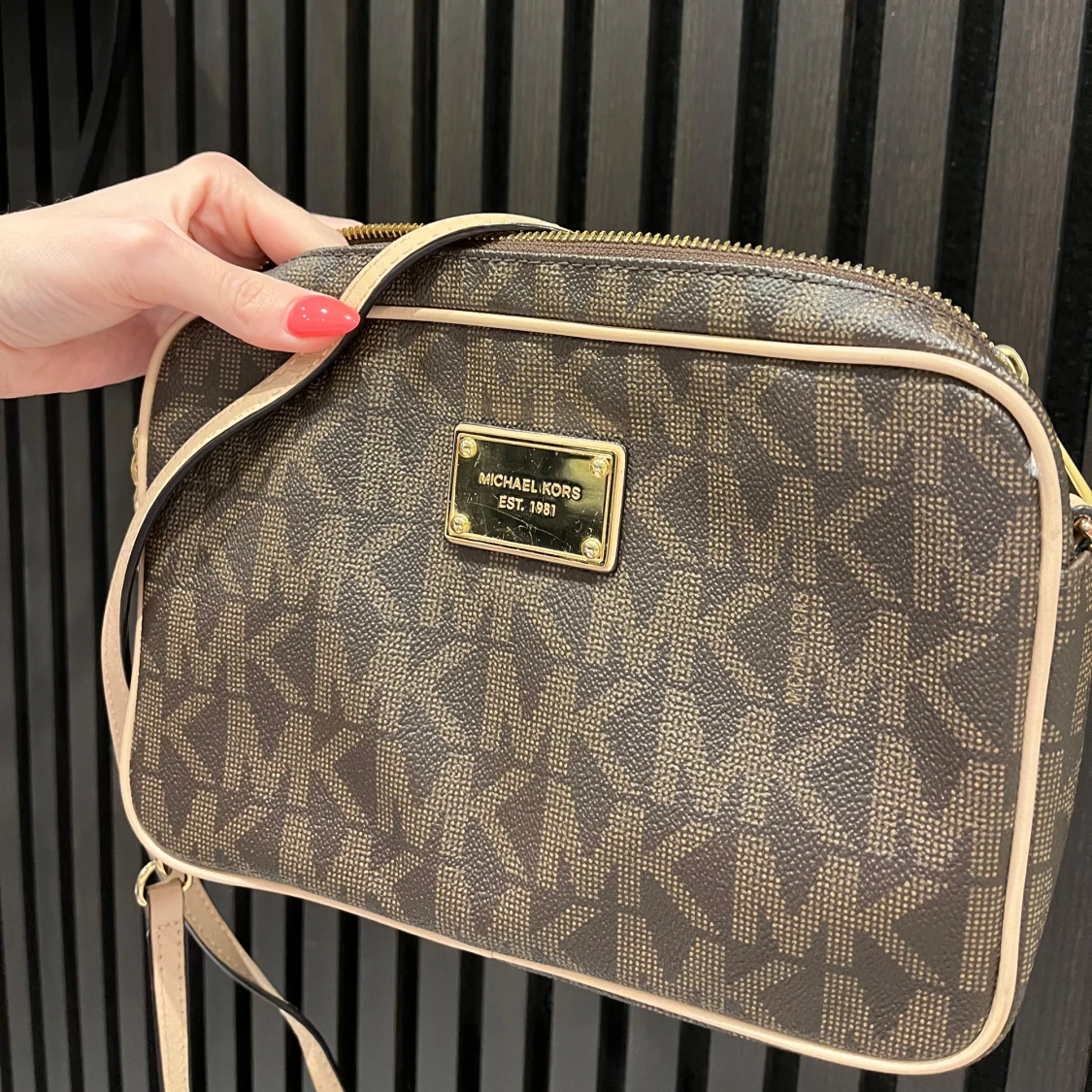 Brun axelväska från Michael Kors - 1