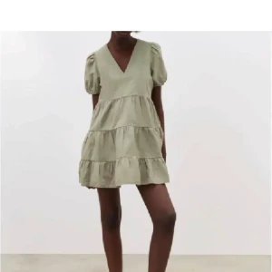 Klänning från Zara - Grön klänning från zara 