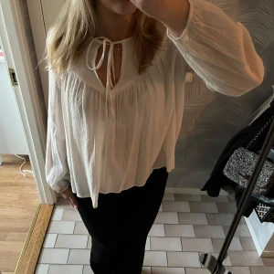Vit långärmad blus - Säljer denna superfina blusen från dobber, köpt på MQ!! Använd fåtal gånger💕 Storlek S💕
