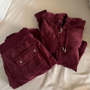 Vinrött velourset från Juicy Couture - Säljer ett vinrött velourset från Juicy Couture med hoodie och byxor. Älskar detta sättet🥰
