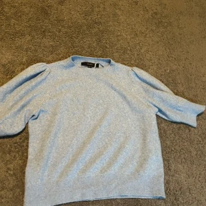 Ljusblå stickad tröja - Säljer en söt ljusblå stickad tröja med trekvartsärm. Tröjan har en rund halsringning. Säljer då den tyvärr inte kommer till användning. Sitter jättefint på💋. Perfekt för en avslappnad stil. 💙Passar till jeans och kjol, skriv ifall ni har frågor💕 pris går att diskutera🫶🏻