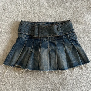 Jeanskjol med bälte - Jättesnygg jeanskjol.