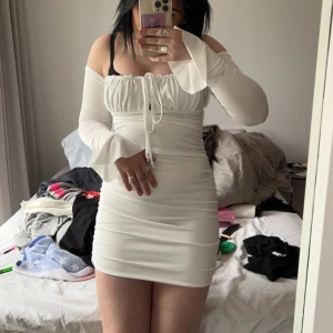 Vit offshoulder klänning - Storlek S, använd fåtal gånger. Klänningen är väldigt stretchig och är längre då man har den på. Skriv för fler bilder, frakt tillkommer.