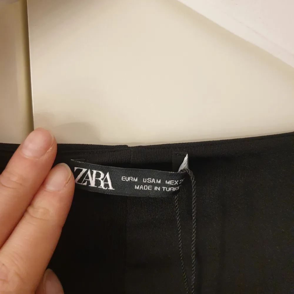 Klänning med cut out och justerbara snörning. Helt ny med lappen kvar. Från Zara.. Mekot.