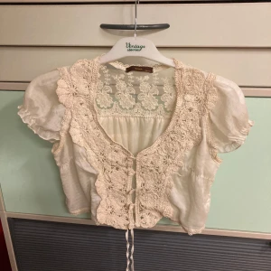 🍒BOHO BLUS🍒 - 🍒BOHO CHIC🍒Söt kort cremefärgad boho blus i spets med virkade detaljer och puffärmar. Perfekt för vårens stora boho trend! Se bild 3 för trendinspiration! 🍒