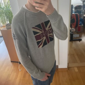 Morris tröja  - Säljer en sjukt fet Morris tröja me Storbritannien 🇬🇧 flagga. Tröjan är nästan aldrig använd och därav i nyskick o sitter i strl M fast är en L egentligen. Hör gärna av er vid frågor elr funderingar!!