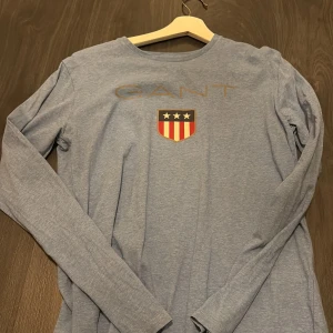 Ljusblå långärmad tröja från Gant - Säljer en ljusblå långärmad tröja från Gant. Aldrig använd samt den är väldigt mjuk i tyget. Storleken är 170 men skulle mer säga att det är en S.