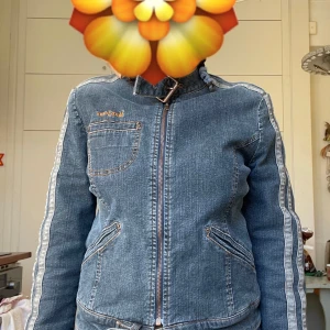 Jeansjacka från DKNY Jeans - Snygg VINTAGE  jeansjacka från DKNY Jeans med dragkedja och spänne vid halsen. Jackan har en cool design med kontrastsömmar och flera fickor. 