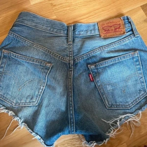 Jeansshorts från Levi's - Säljer ett par snygga jeansshorts från Levi's men som tyvärr är för små för mig nu.💗