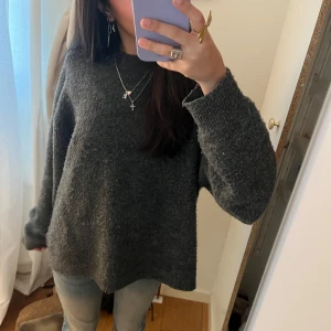 MYSTERY BAG - Jag har massa Stockholmsstil kläder och även andra stilar hemma som måste säljas men det tar för lång tid att lägga ut allt så jag säljer mystery bags! Ni får skriva vad eran stil, storlek och vad för sorts plagg ni hade kunnat tänka er. Jag lägger 3 klädesplagg per påse som är värda minst 300kr styck! Jag ska göra mitt bästa att få med det ni gillar mest. Men ni får inte se plaggen innan. Alla plagg är i mycket bra skick. Skriv till mig om önskemål och storlekar nedan! Ha så kul❤️