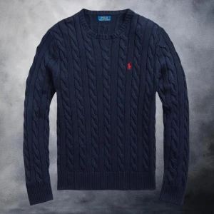 Mörkblå stickad tröja från Ralph Lauren - Kabelstickad Ralph lauren tröja i storlek M|         Ny pris ligger på 2199 och mitt pris är 899|        Dm för fler bilder| Skick 8,5/10|