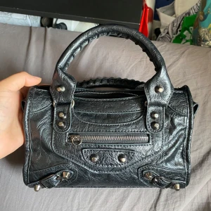 Svart handväska  - Intressekoll!Lång band kommer med! Kan tänka mig sänka vid snabb affär!