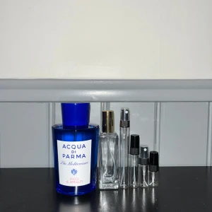 Aqcua di Parma fico di amalfi - Den här underbara parfymen har noter av citrus, trä och är lite fruktig. Denna doft är en perfekt ”daily fragrance” Den är underbar till sommaren och när som helst egentligen. 1ml 25/ 2ml 35/ 3ml 45/ 5ml 69/ 10ml 129/ 30ml 369kr