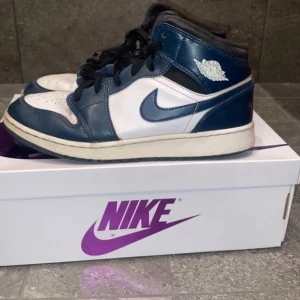 Nike Air Jordans Mid Navy/White - Jordan 1 mid green i storlek 40. Kartongen och kvittot finns kvar. Skorna har använts sparsamt. Kan mötas upp i Stockholm eller frakt 