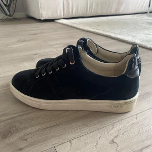 Svarta sneakers  - As snygga svarta sneakers med vit sula! Perfekta till vår och sommar. Använda några gånger därav smutsig sula annars är de i nyskick💕