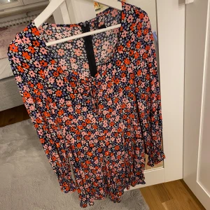 Jumpsuit - En jätte fin jumpsuit, (ser mer ut som en kort klänning) de är pösiga shorts i nedre delen och är sååå snygga och bekväma. Storlek 34