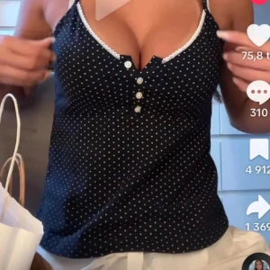 Prickig brandy topp - Eftertraktad mörkblå topp med vita prickar från brandy melville. One size men passar alla mellan xxs-m💞