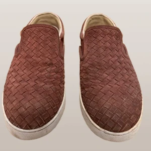 Bottega Veneta slip ons - Bottega Veneta slip ons i färgen vinröd | storlek 43 | endast skorna ingår | fråga om du undrar något