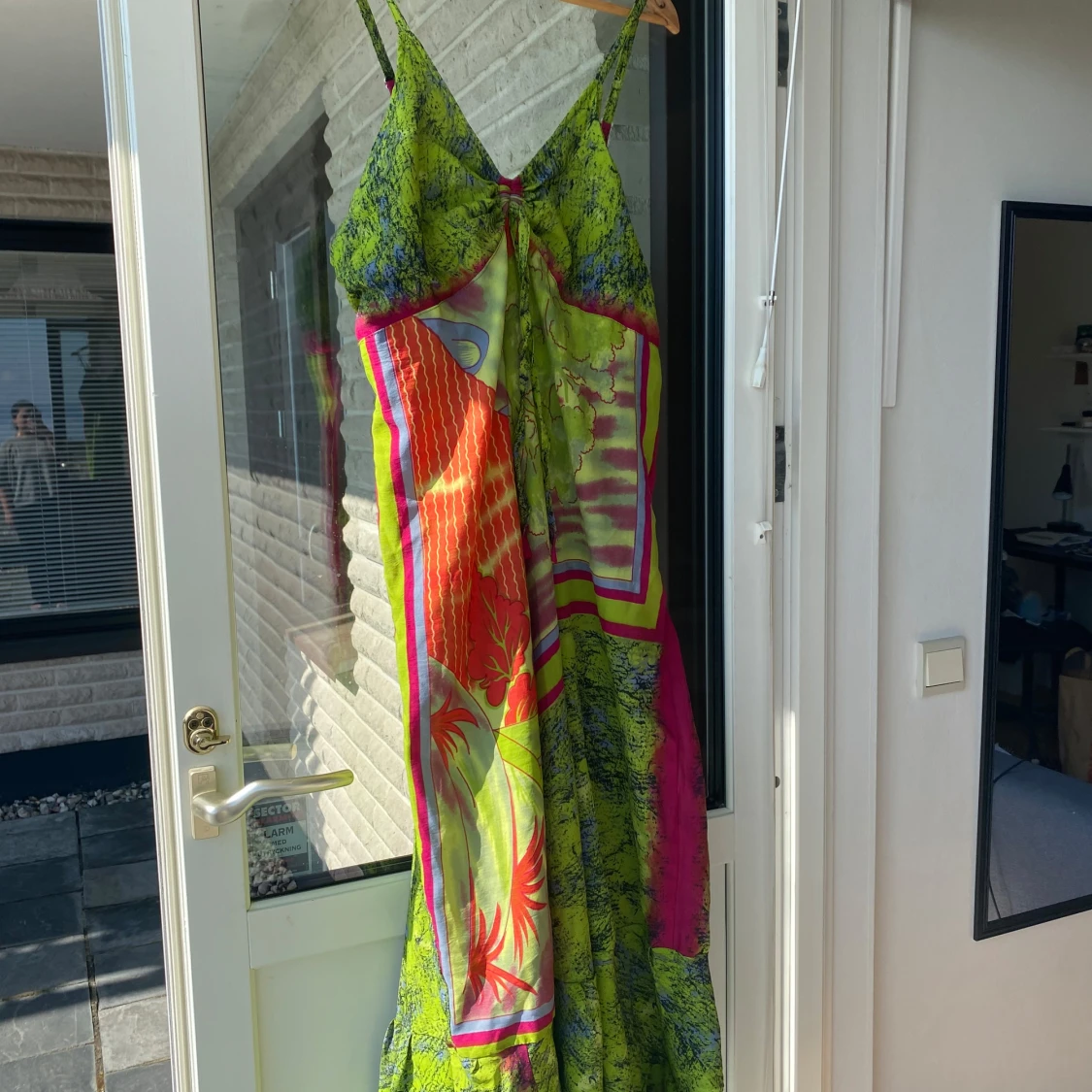 Färgstark långklänning med tropiskt mönster