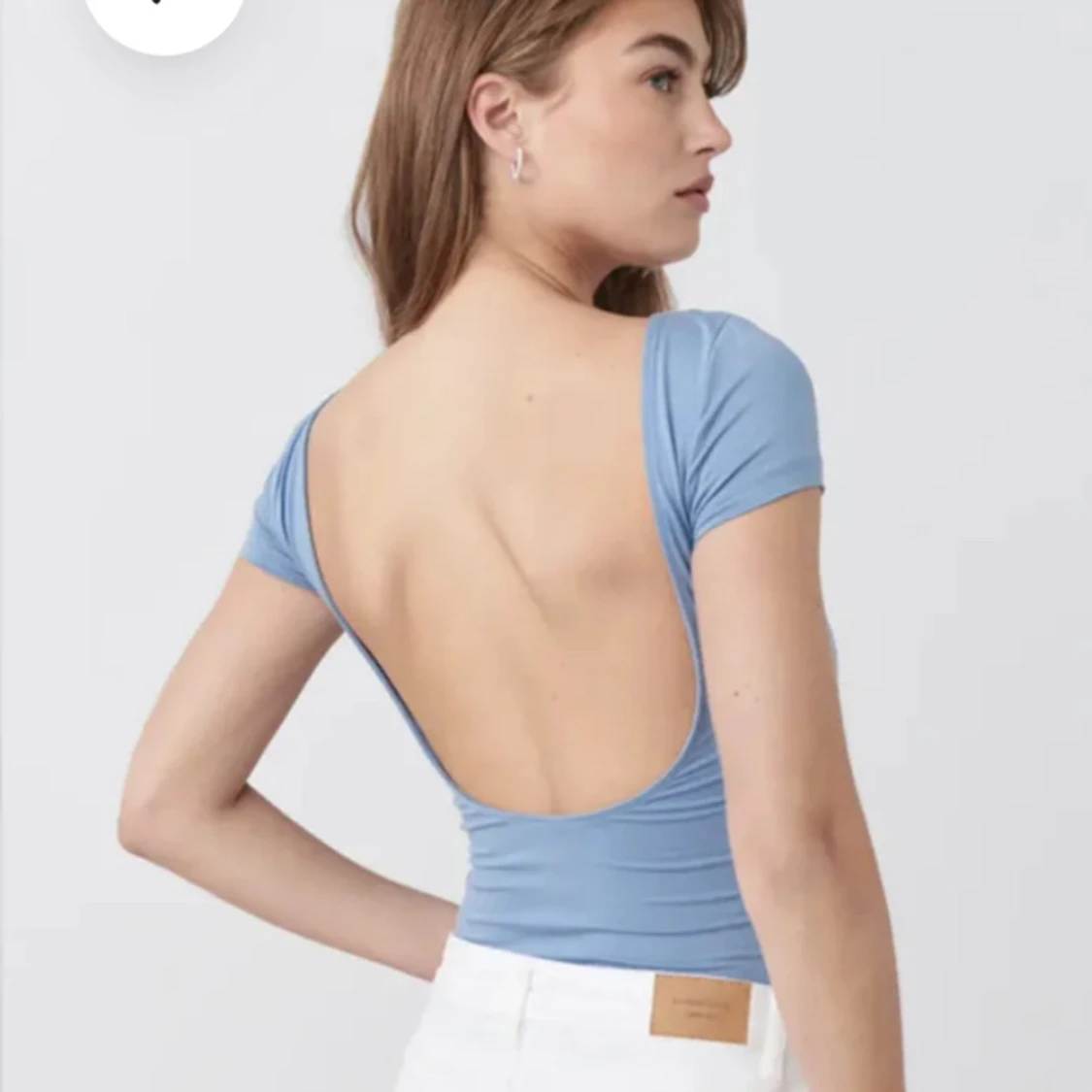 Ljusblå topp med öppen rygg