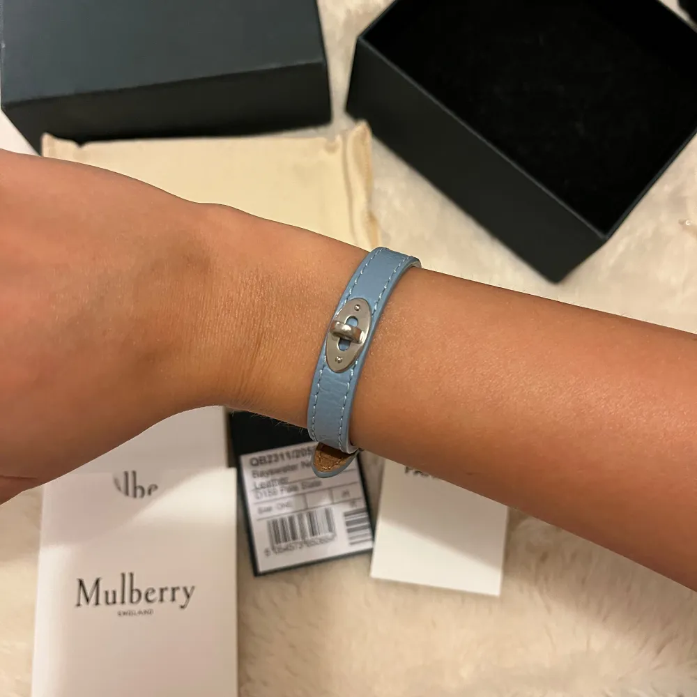 Jättesnyggt armband från mulberry, knappt använt så o perfekt skick! Justerbart. Etikett, äkthetsbevis, box medföljer. Asusteet.