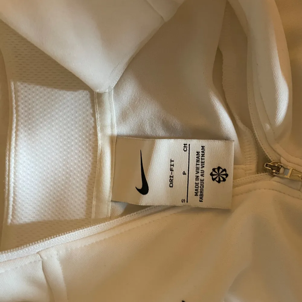 Säljer en vit långärmad tröja från Nike. Riktigt snygg och skön när man spelar fotboll t.ex fint skick . Neuletakit & Villapaidat.