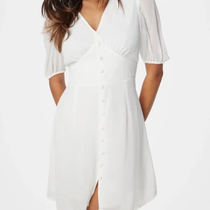 Studentklänning  - Säljer en oanvänd studentklänning bara provad, glömde skick tillbaka😅 Etikett finns kvar och ligger kvar i påsen klänningen kom i. Den är i storlek 36 och säljer för 200kr och köpte den för 400kr ny.