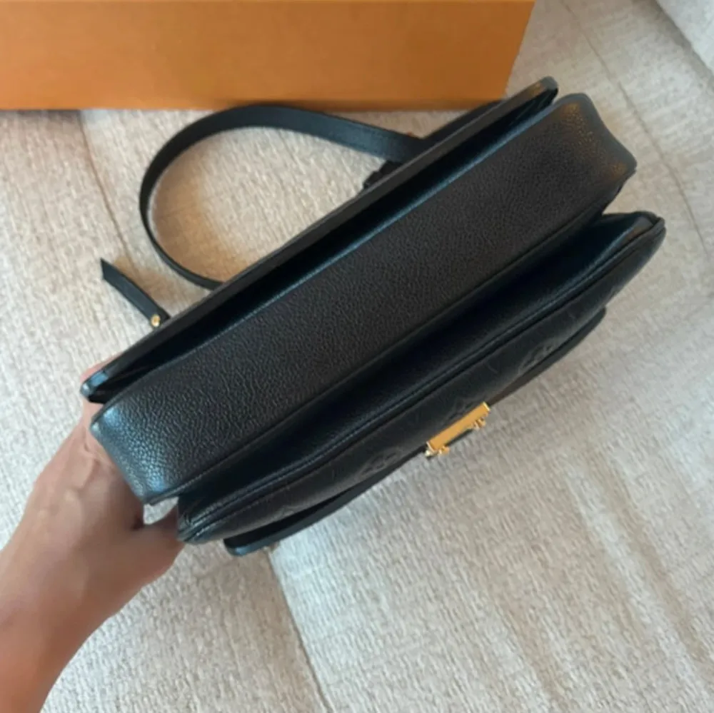 Elegant Louis Vuitton väska i mycket bra skick, svart läder, box ingår, axelremsväska och kvitto visas för köparen. . Asusteet.