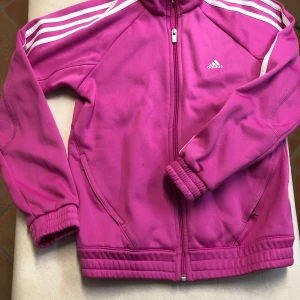 Adidas träningsjacka - Adidas träniningsjacka i polyester stl 152. 11/12 år.