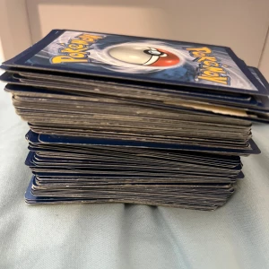 Pokémonkort bunt ungefär 100 kort - Säljer en stor bunt Pokémonkort kort + iPhone laddare på köpet finns ungefär 30 kort från 1999