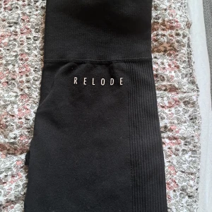 Relode slipstream tights - Bra skick, enda tecknet på användning är att trycken på insidan där storlek och tvättinstruktioner finns har skavts bort. Nypris 650