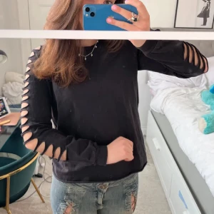 Svart långärmad tröja med snörningsdetaljer - Svart långärmad tröja med detaljer vid armarna. 💞