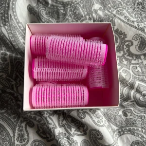 Hårrullar - 8 st hårrullar/papiljotter. Aldrig använda. Kolla gärna in mina andra annonser. Det finns just nu möjlighet till fri frakt!!