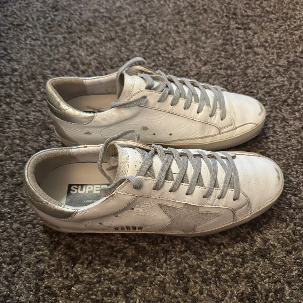 Golden Goose i väldigt fint skick. Storlek 42. . Kengät.