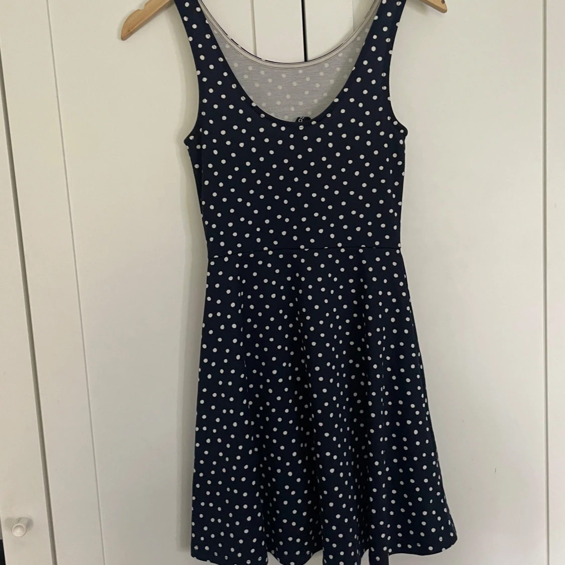 Mörkblå prickig klänning från H&M Divided - 1