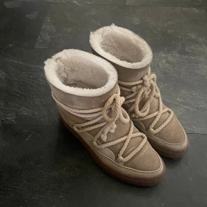 Trendiga skor - Säljer mina fina beiga inuikii skor! I väldigt bra skick, sparsamt använd. köpta för ca. 2700 kr på zalando. Skriv dm för fler bilder💘