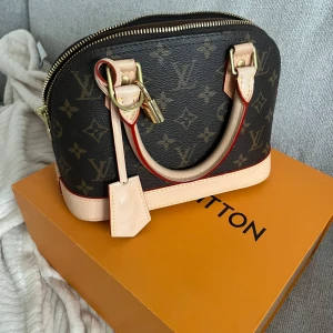 Louis Vuitton ALMA bb Monogram handväska - Säljer en klassisk handväska från Louis Vuitton i monogram canvas super bra skick