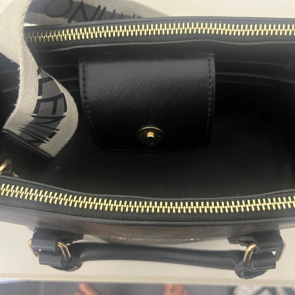 Svart handväska från Valentino - 1