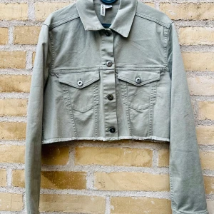 Khaki grön croppad jeansjacka från H&M Divided 36 - H&M militärgrön jeansjacka khaki cropped jacka jeans grön olivgrön deed 36