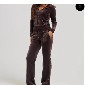 Brunt juicy set - Mysigt brunt juicy set i storlek xs. Byxorna har stora fickor fram och bak med knappdetaljer. Mycket bra skick, enbart använda enstaka gånger.  #juicycouture