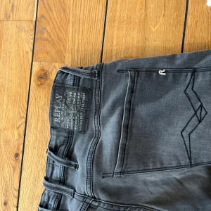 Grå jeans från Replay - Snygga grå jeans från Replay med en klassisk femficksdesign. De har en normal passform och är tillverkade i ett slitstarkt material. Perfekta för en avslappnad stil.