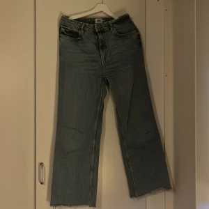 Blå jeans från lager 157 - Säljer ett par klassiska blå jeans från lager 157. De har en rak passform och är tillverkade i denim. Perfekta för en avslappnad stil. Använda fåtal gånger, men väl bevarade.