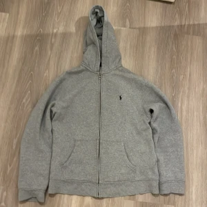 Grå ralph lauren hoodie - Tjena, säljer en snygg ralph lauren hoodie. Den är i rätt så bra begagnat skick då den är ganska urtvättad, sänker priset mycket pga av det. Sitter som xs-s. Nypris ca 1200. Priset kan diskuteras, hör av er vid frågor!☺️