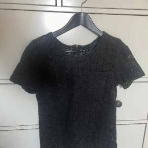 Svart spetströja från Marc Jacobs  - Köpt från Zalando och är i fint skick behöver bara en liten tvätt för att komma tillbaka till nyskick 🫶 Behöver hand tvättas ❤️ (Pris kan diskuteras)