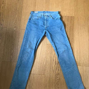 Levis 501 ljusblå jeans - Tja, säljer nu dessa klassiska Levis 501 jeansen. Jeansen är i väldigt gott skick och är i storleken 31/34. Vid eventuella frågor eller funderingar, tveka inte att höra av dig!