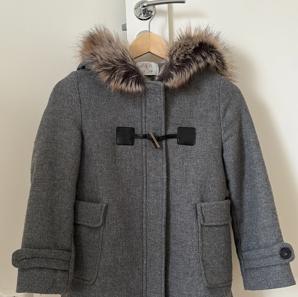 Grå kappa med pälsdetalj från Zara